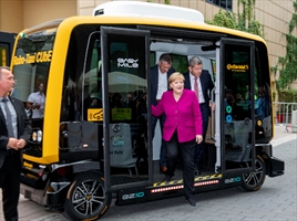 Angela Merkel desciende del Robo-Taxi de Continental en la feria de Frankfurt - Crédito: Continental AG