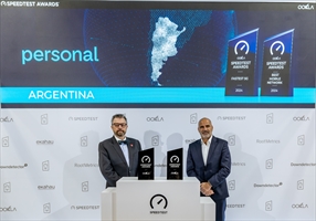 Roberto Nobile recibe el premio en Barcelona - Crédito: Telecom